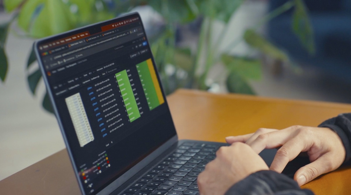 Hands on a laptop showing a cluster dashboard